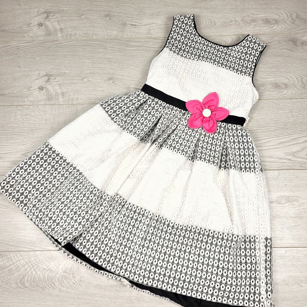 LUGE1 - Jona Michelle black and white special occasion dress. Size 7