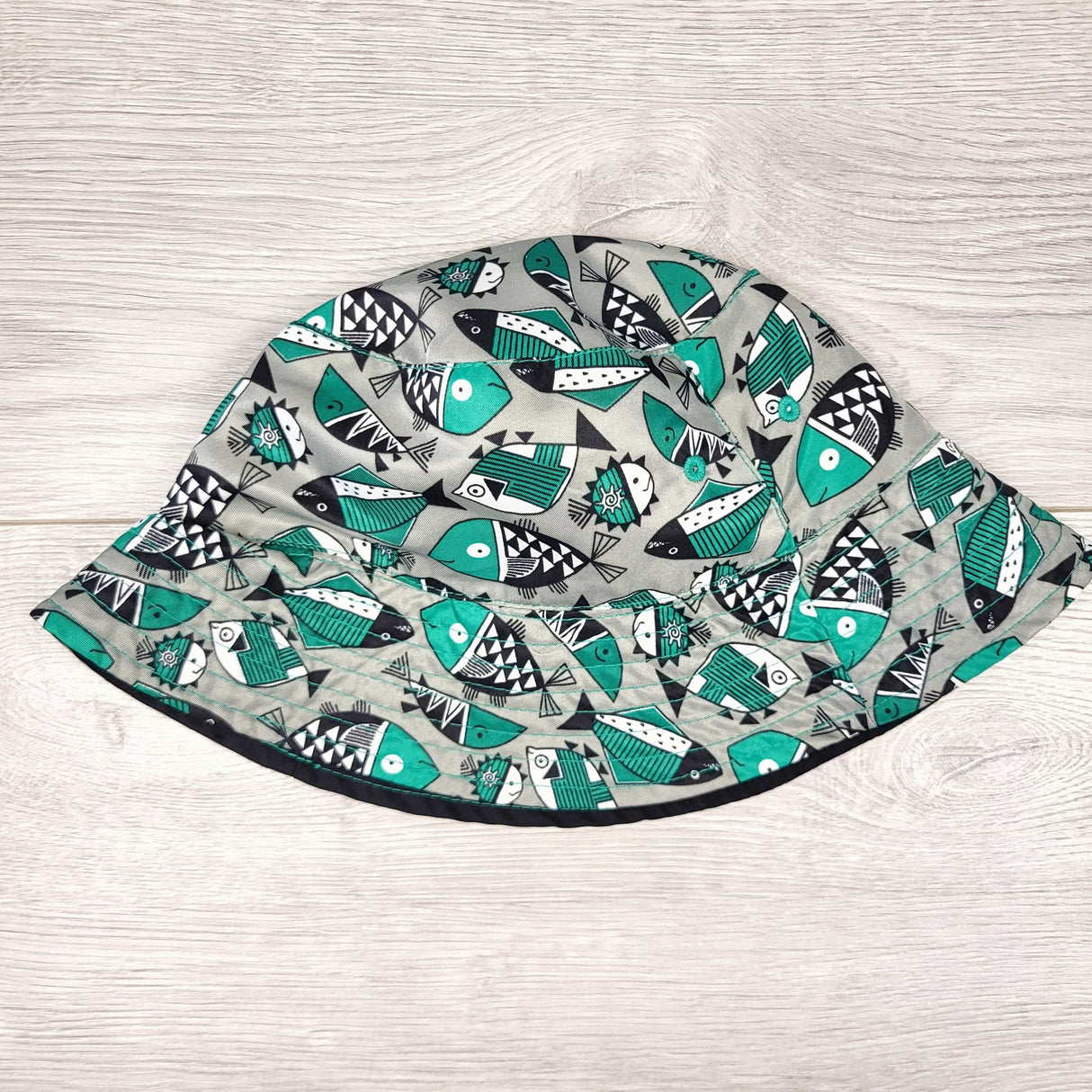 LUGE1 - UV Skinz bucket hat with fish. Size 6