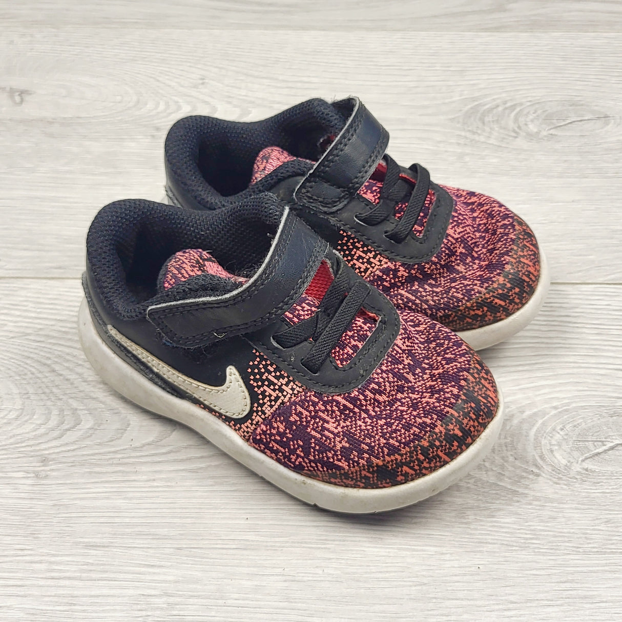 KLAR1 - Nike pink and black running shoes. Size 7