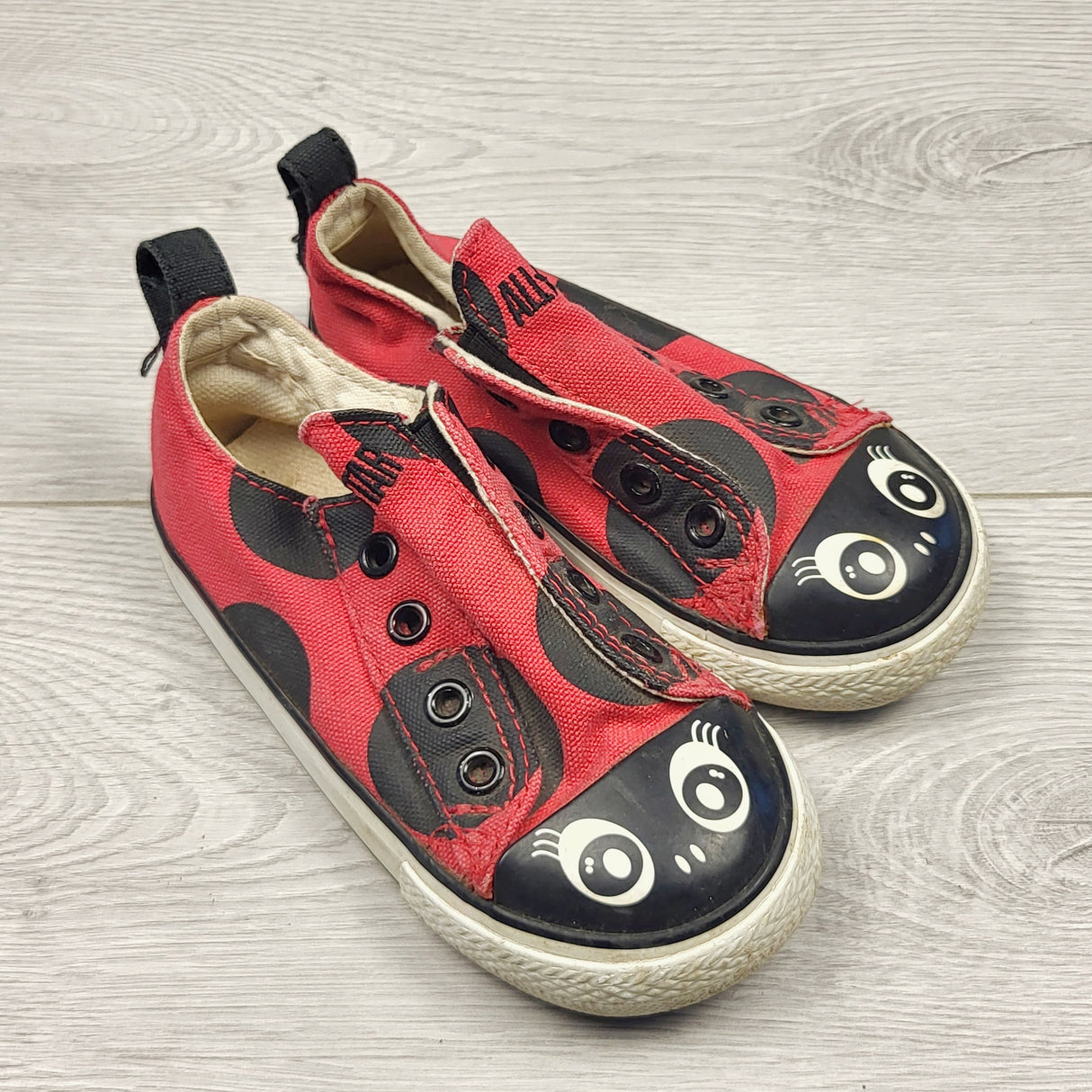 KLAR1 - Converse canvas ladybug shoes. Size 7