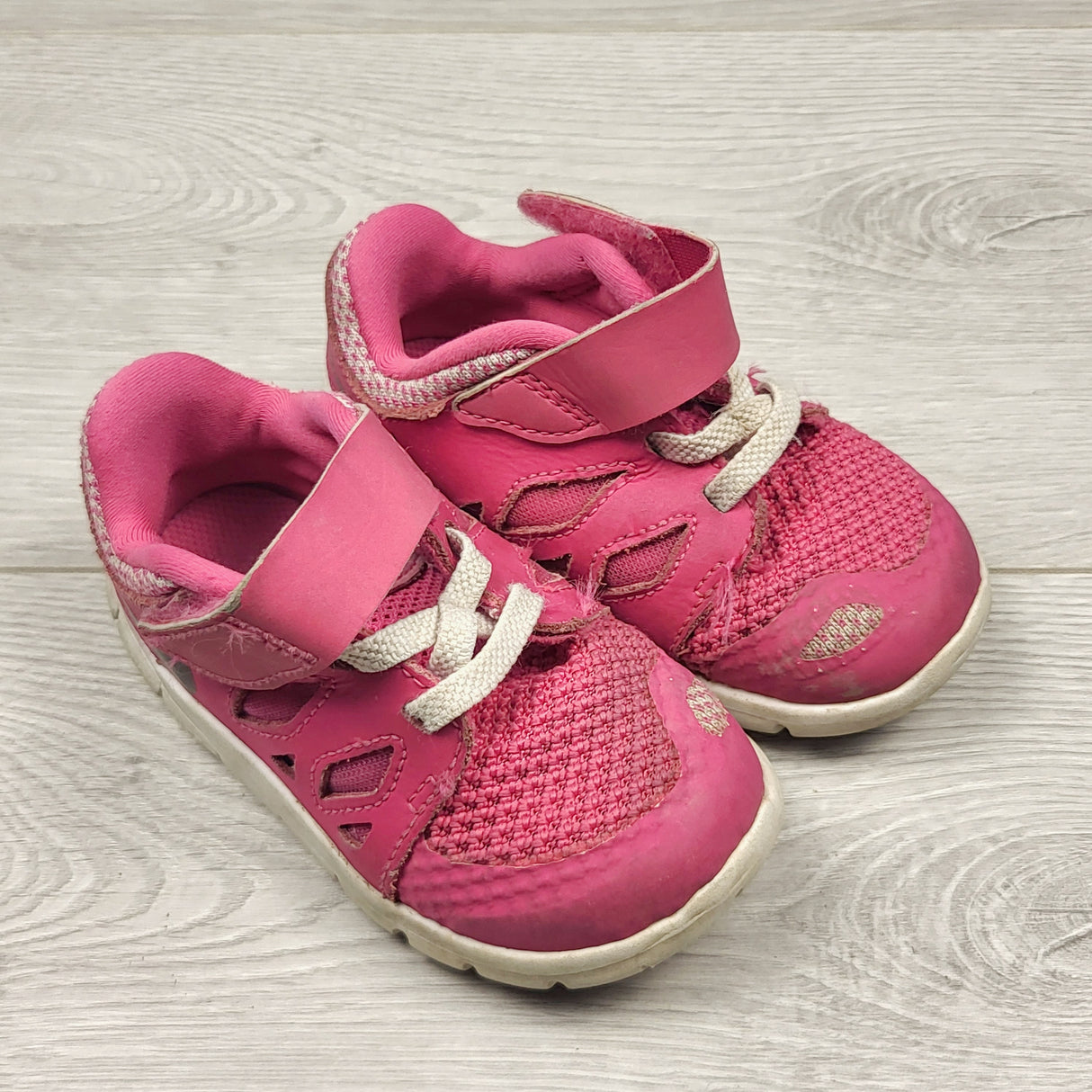 KLAR1 - Nike pink running shoes. Size 6