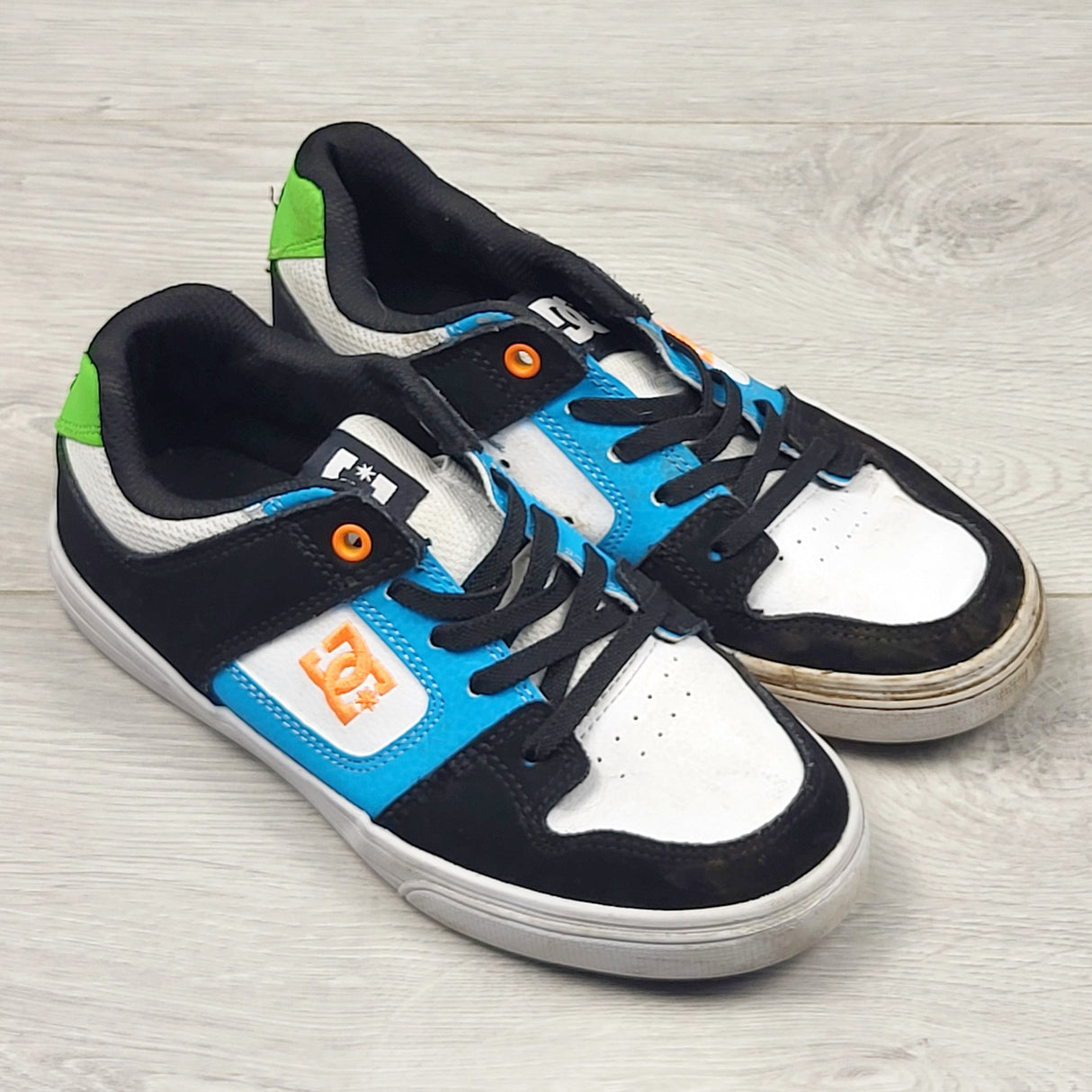 PS3 - DC Skate shoes. Youth size 2