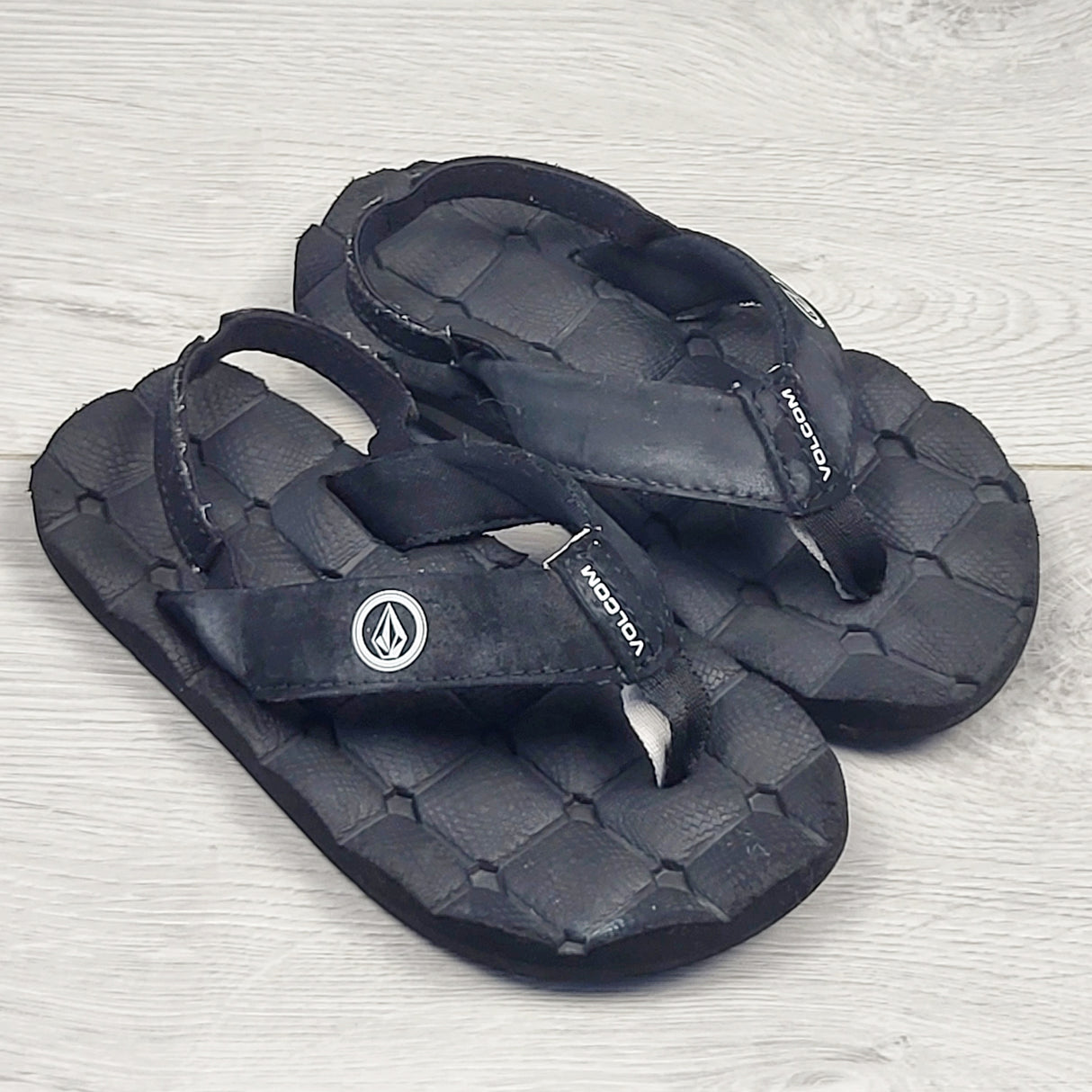 LHEP1 - Volcom black quilted "Recliner" sandals. Sizes like 10