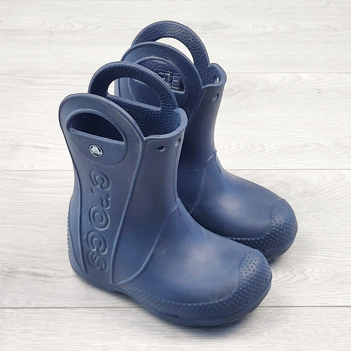 TSAM1 - Crocs navy "Handle It' Lightweight rain boots. Size 9