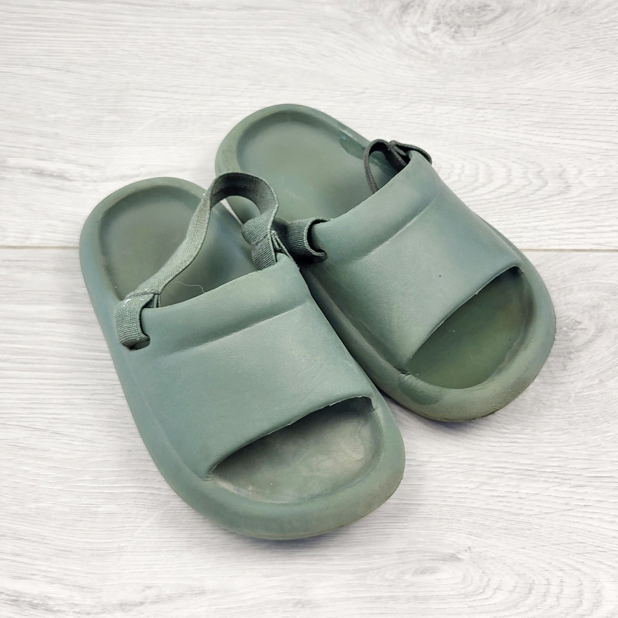 TSAM1 - Zara green rubberized sandals. Size 6.5