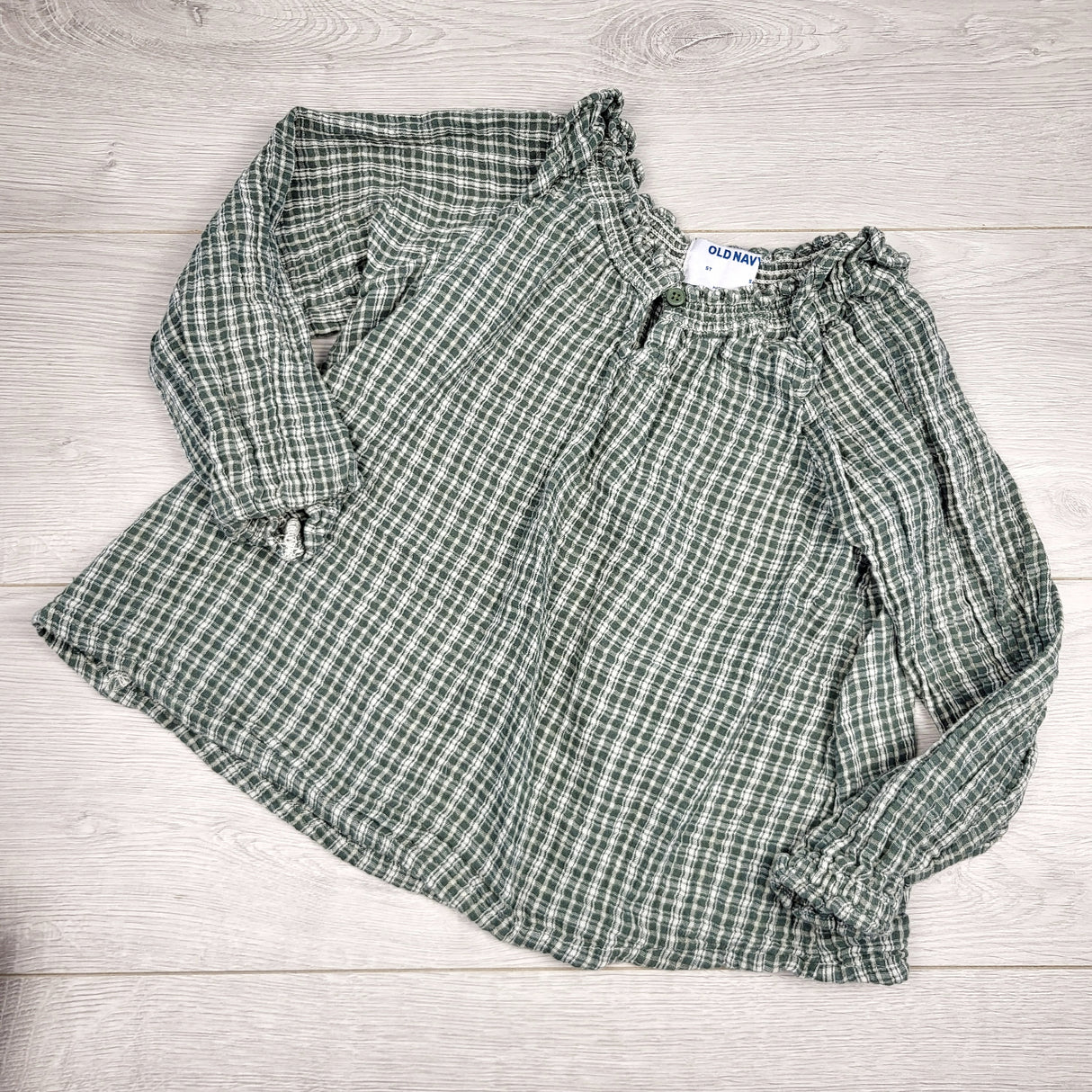 TSAM22 - Old Navy green plaid long sleeved top. Size 5T