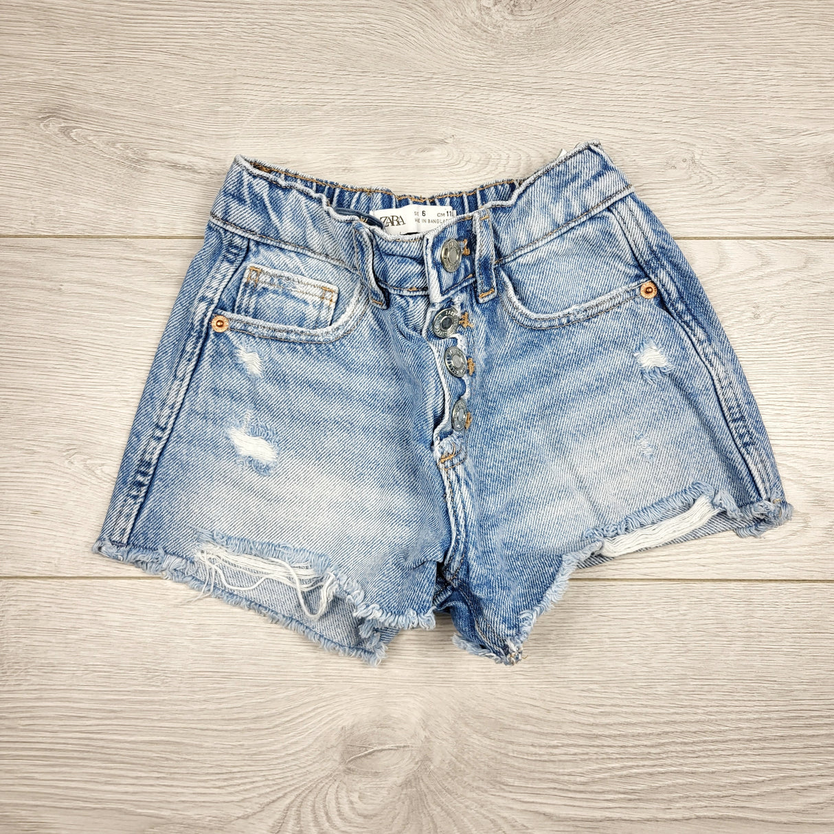 TSAM22 - Zara distressed buttonfly jean shorts. Size 6