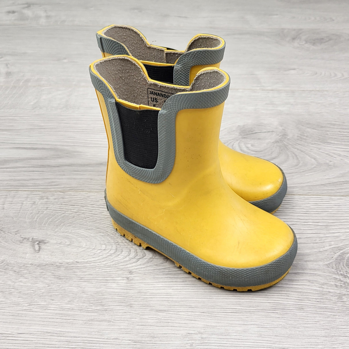 PRCH1 - Jan and Jul yellow rain boots. Size 5 🍁