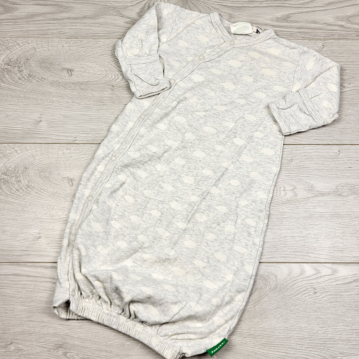 STMA1 - Parade Organic grey sleep gown with clouds. Size 3-6 months 🍁