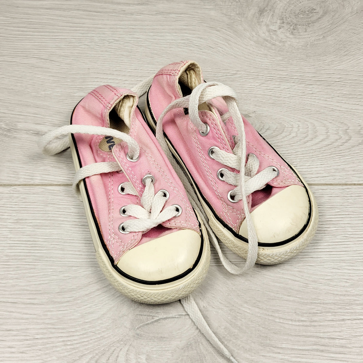 CTWN4 - Pink Converse shoes. Size 6