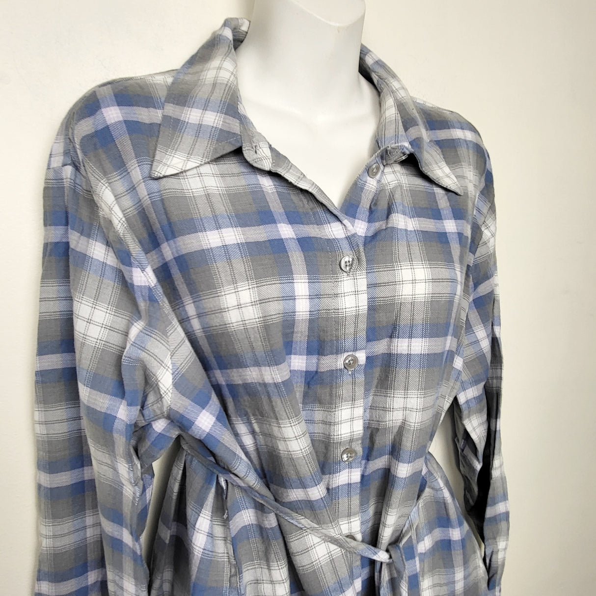 RBEN4 - Gap plaid maternity top with tie. Size large