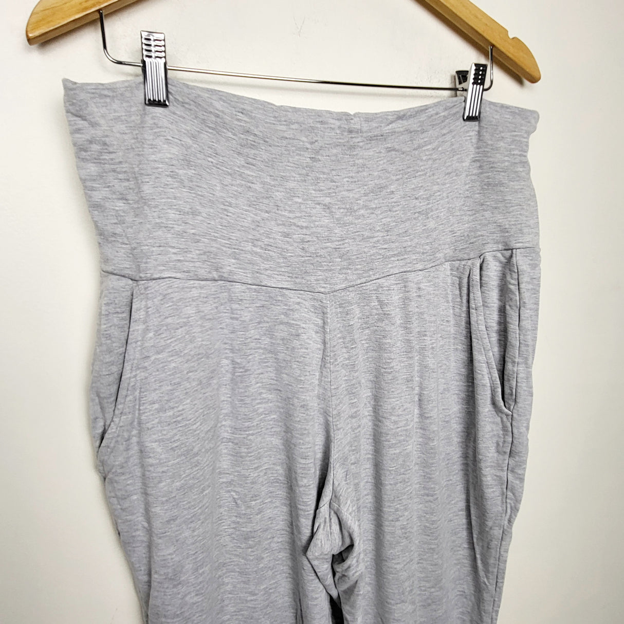 RBEN4 - Thyme grey cropped maternity joggers. Size large