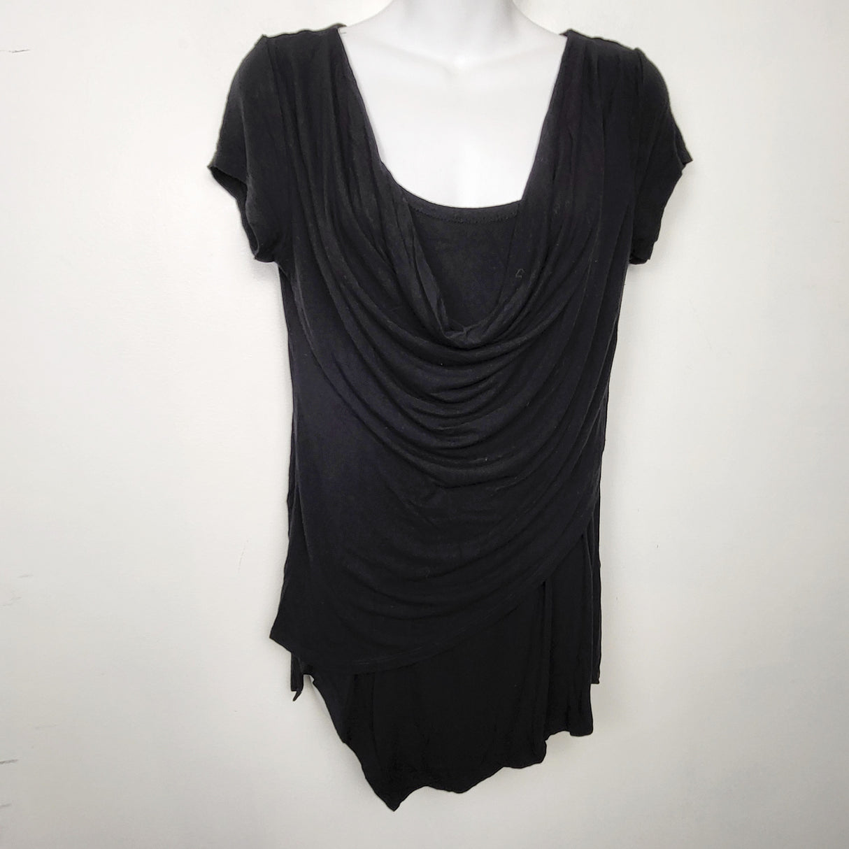 RBEN4 - Thyme Maternity black nursing top. Size small