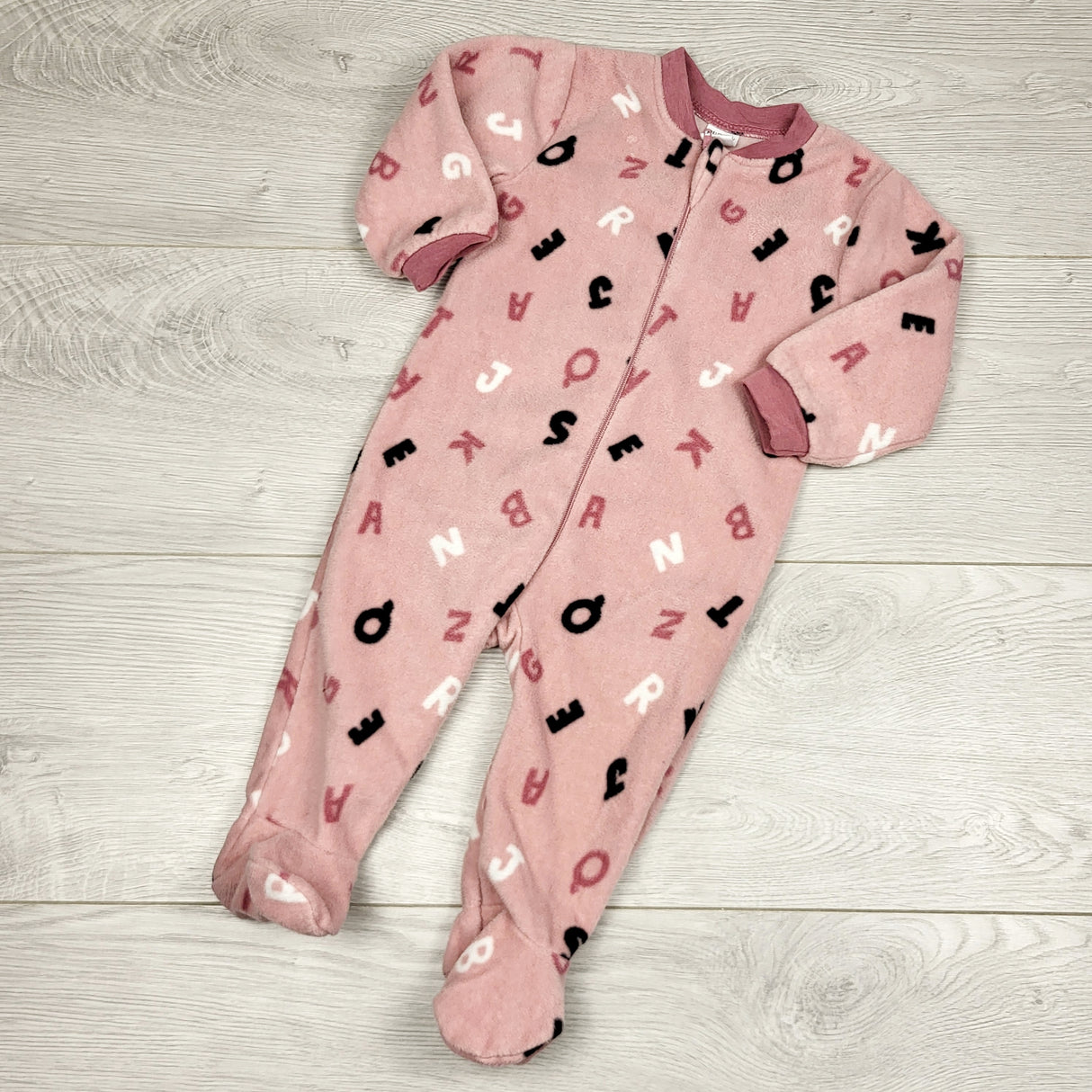 BBIN11 - PL Baby pink zippered fleece sleeper with alphabet. Size 6 months 🍁