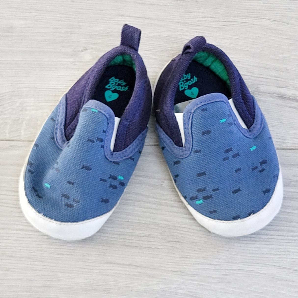 TBOW1 - Baby B'Gosh blue soft soled shoes with fish. Size 4