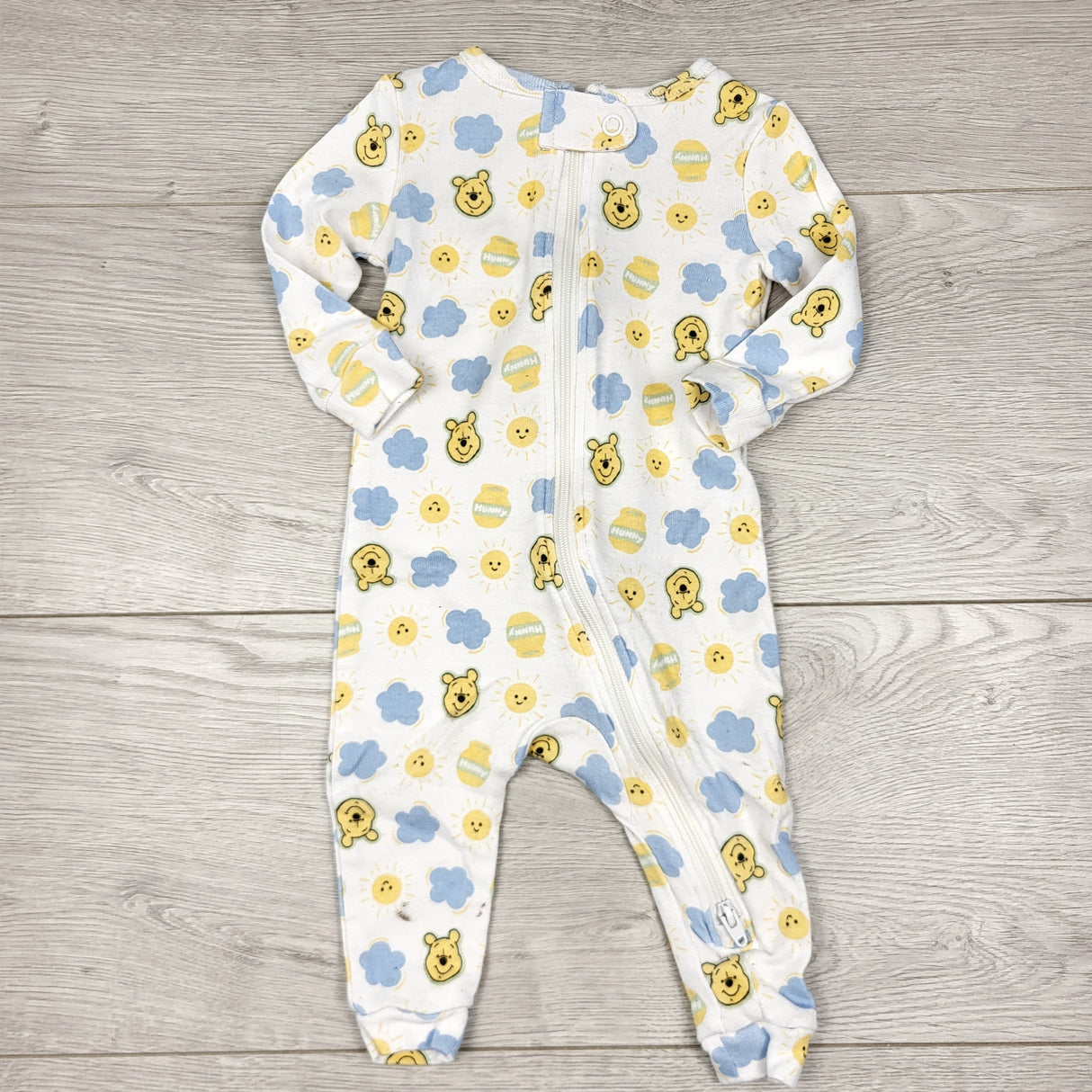 ALTO23 - Joe white zippered Winnie the Pooh sleeper. Size 0-3 months 🍁