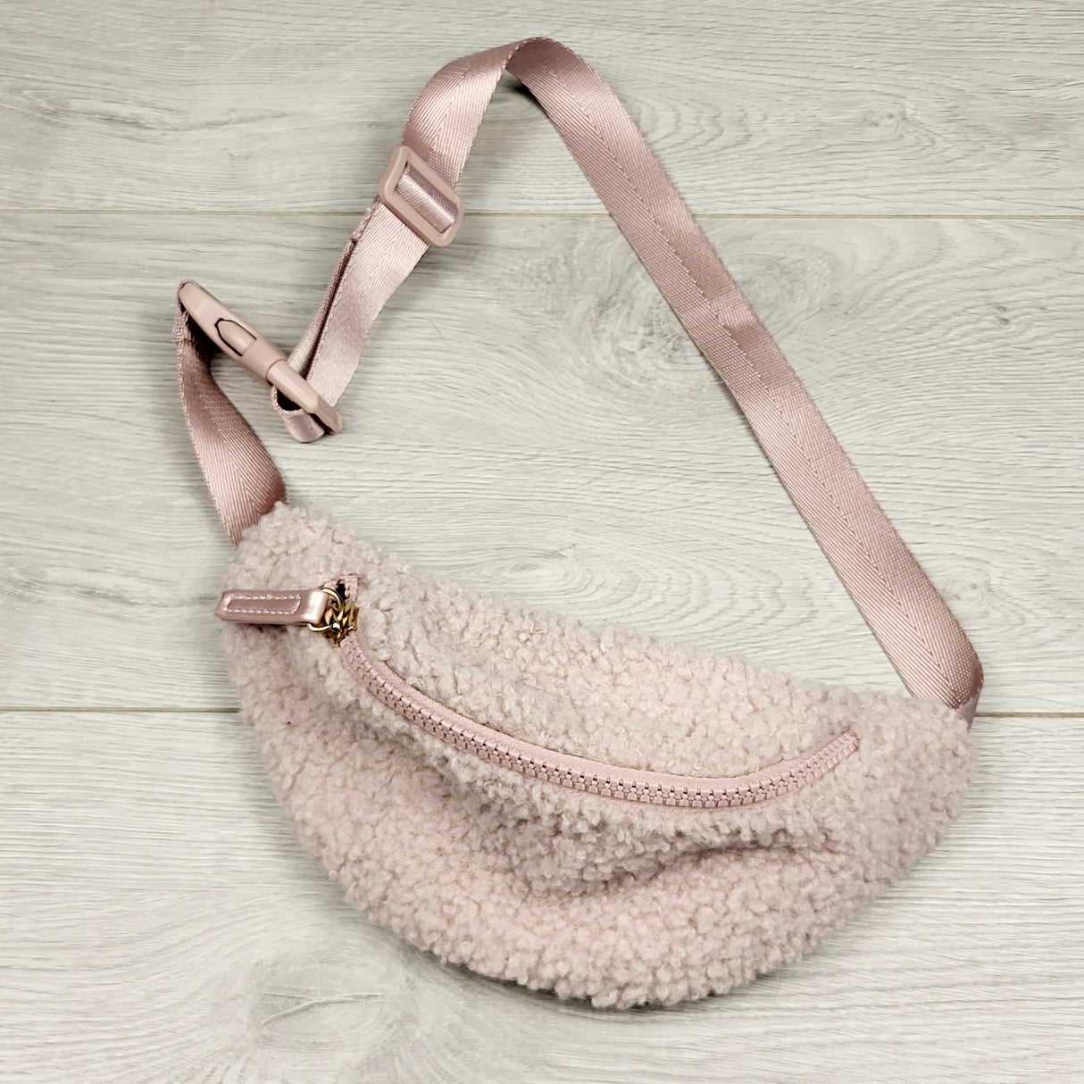 KTBL2- Joe Fresh pink sherpa hip bag 🍁