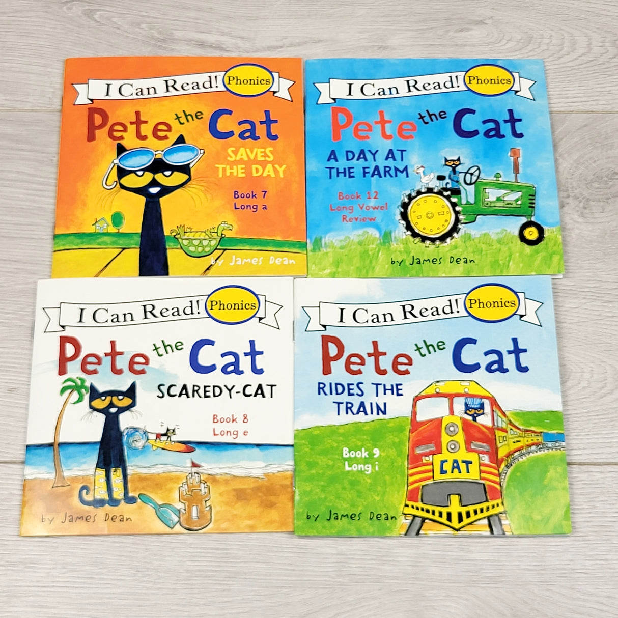 KLJ1 - Lot of 4 mini Pete the Cat phonics books