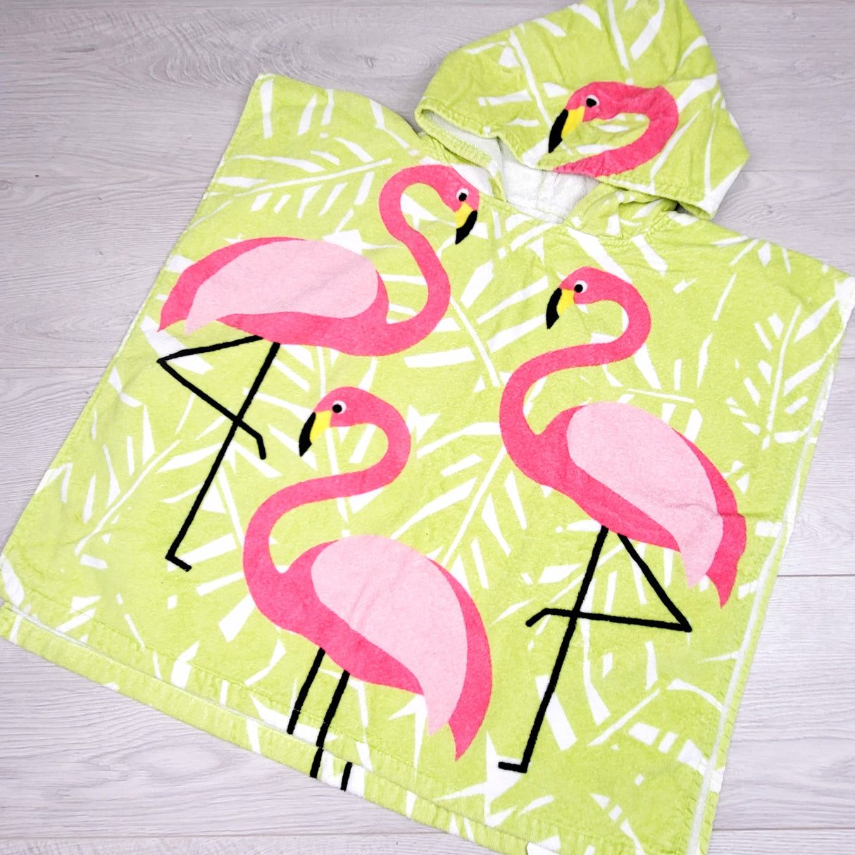 KLJ1 - Hooded towel with flamingos.