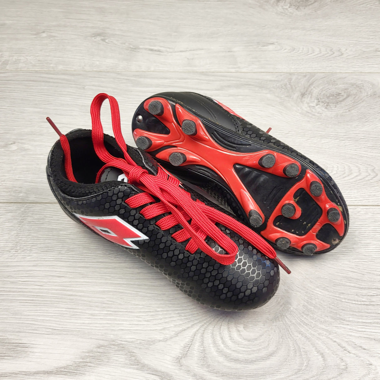 MBW22 - Lotto soccer cleats. Multiple sizes