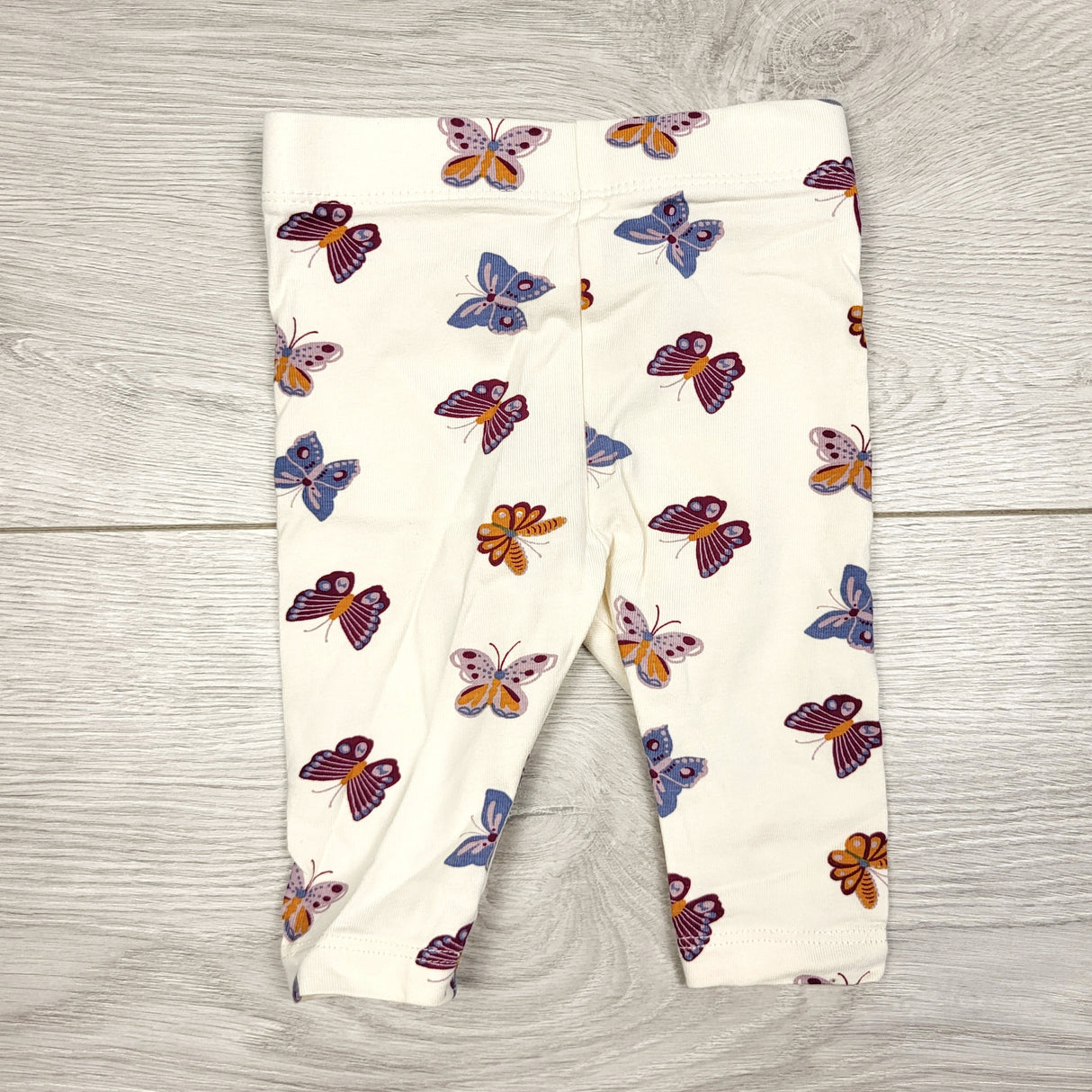 CAAC2 - Joe cream coloured butterfly leggings. Size 0-3 months 🍁