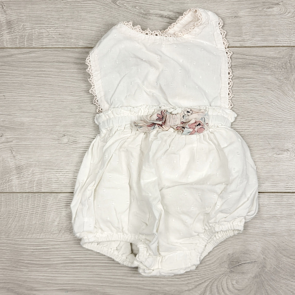 ECRS1 - Tahari white textured bubble romper. Size 6-9 months