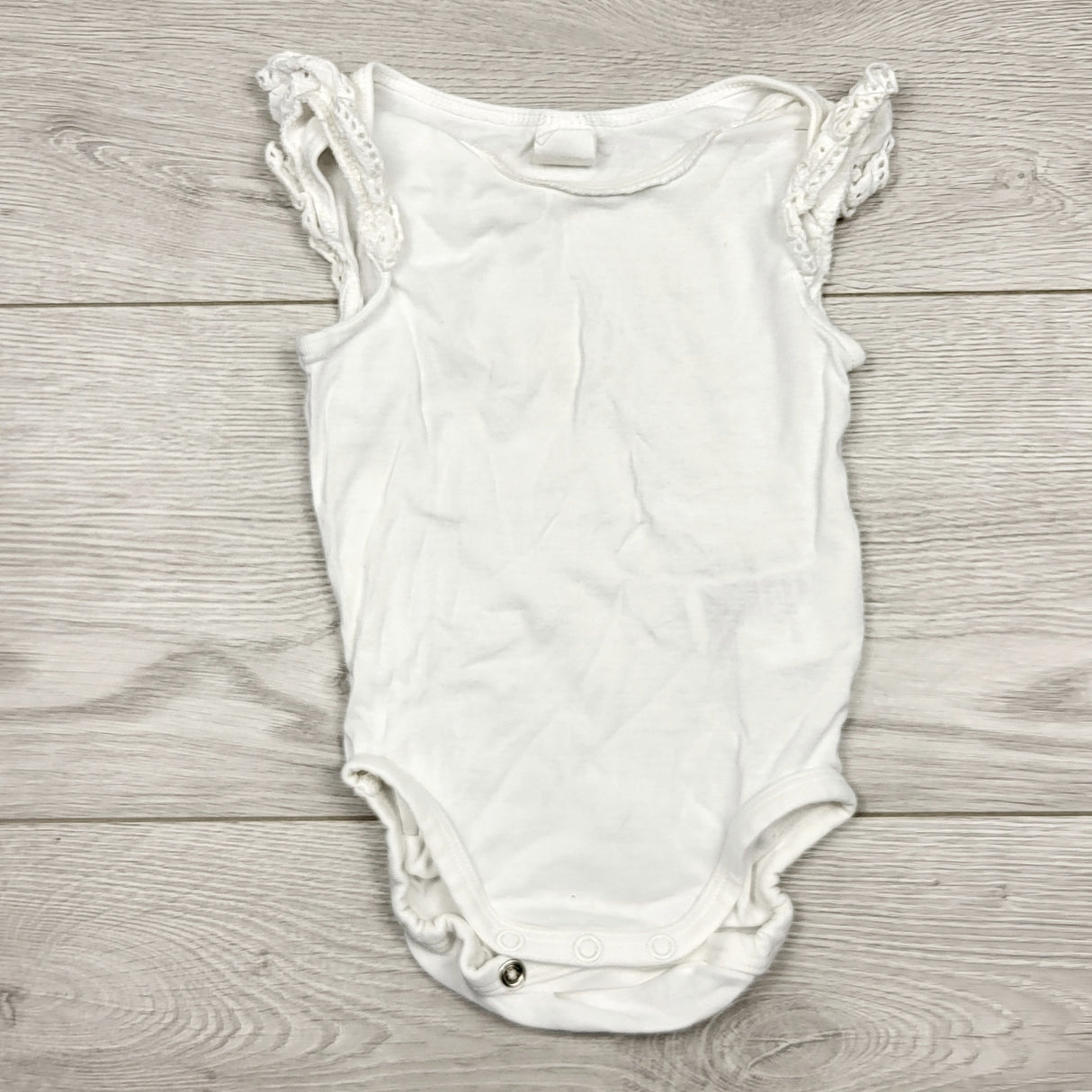 ECRS1 - H and M white bodysuit with eyelet sleeves. Size 4-6 months