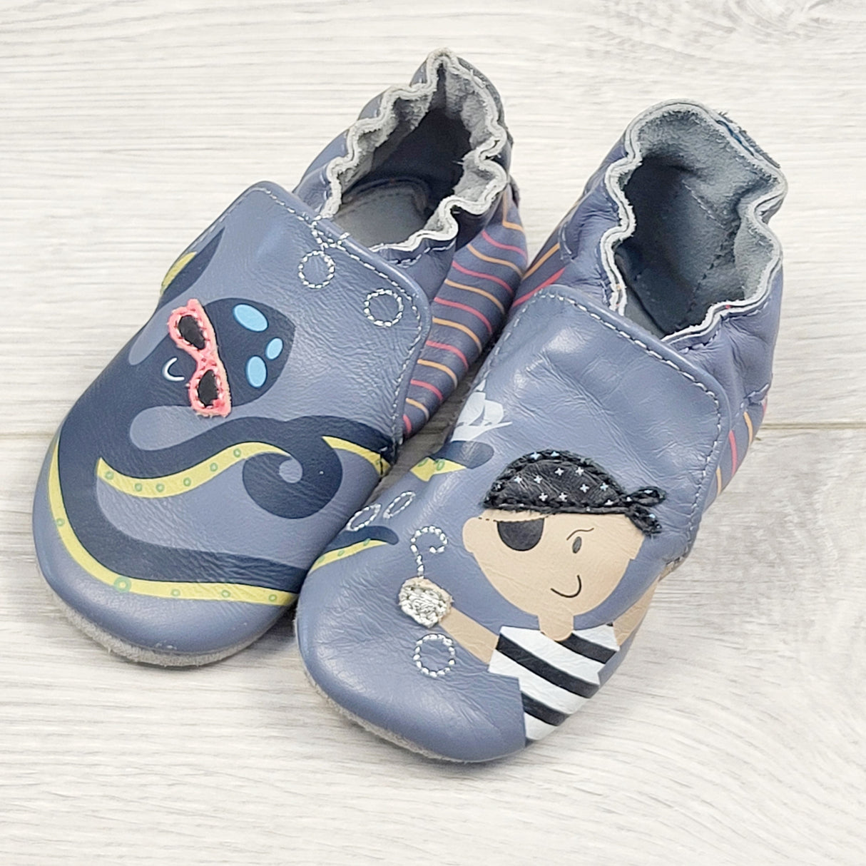 STMA1 - Robeez soft soled leather shoes with pirate and octopus. Size 0-6 months 🍁