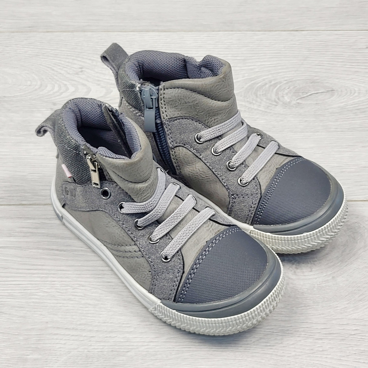 STLL2 - Grey hightop running shoes. Say size 9 but size more like a 7/7.5