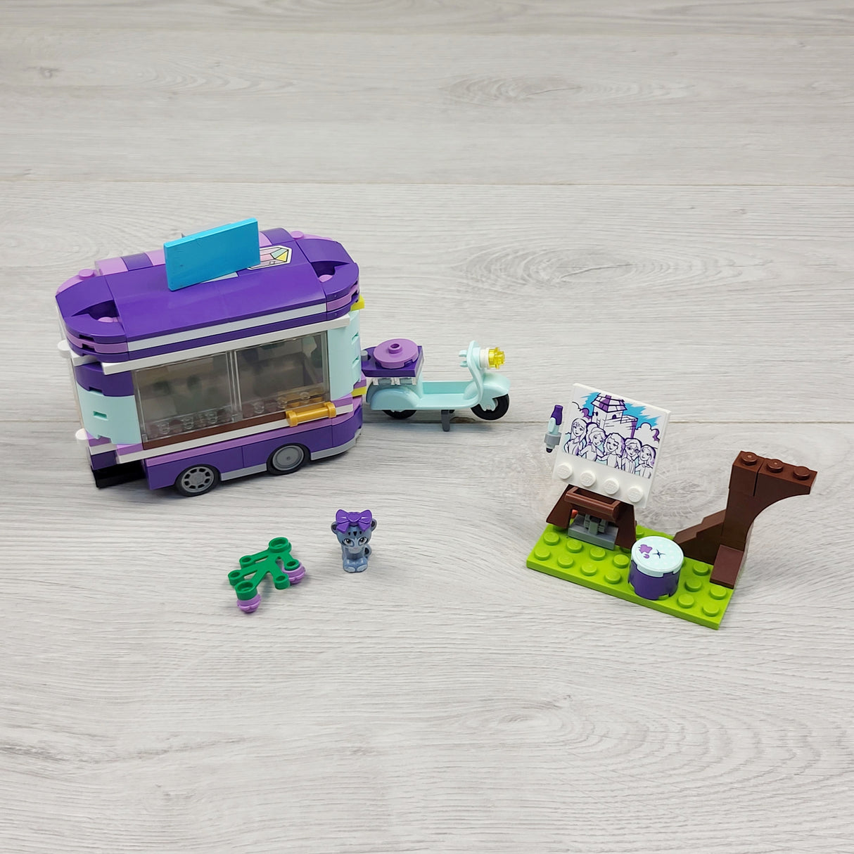 ZPXT4 - LEGO Emma's Art Stand set
