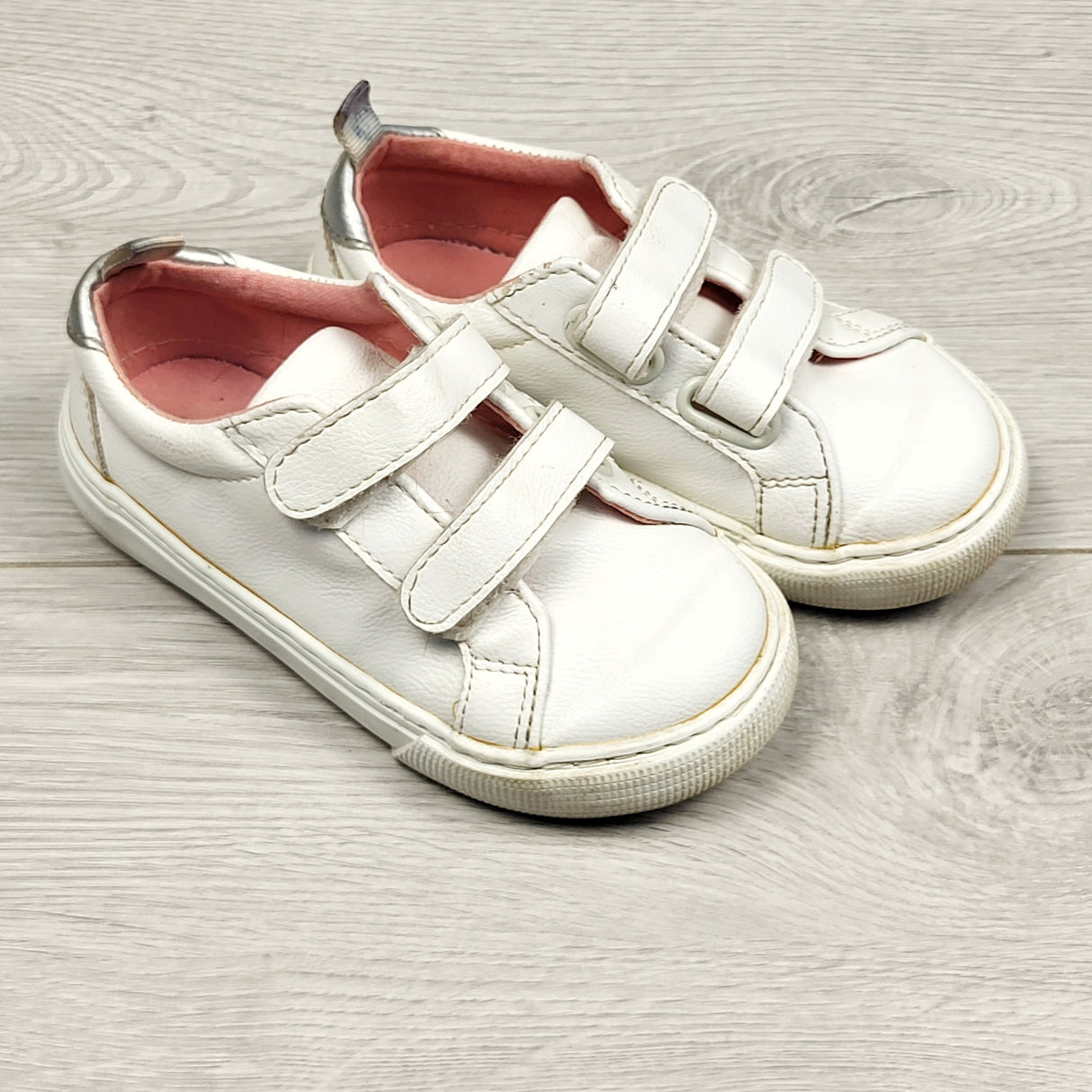 HBRK1 - Gap white tennis style shoes. Size 8