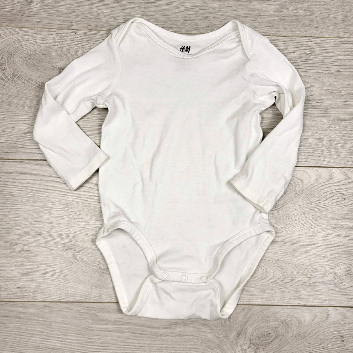 HBRK11 - H and M white organic cotton long sleeved bodysuit. Size 9-12 months