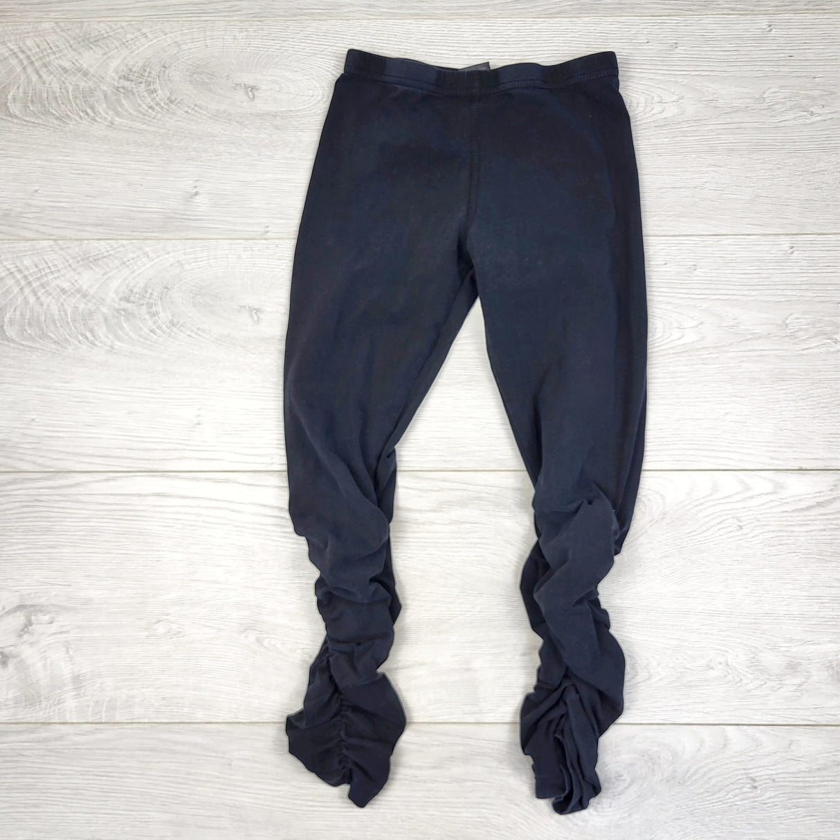 ESZ4 - Peekaboo Beans black leggings with ruching. Size 6 🍁