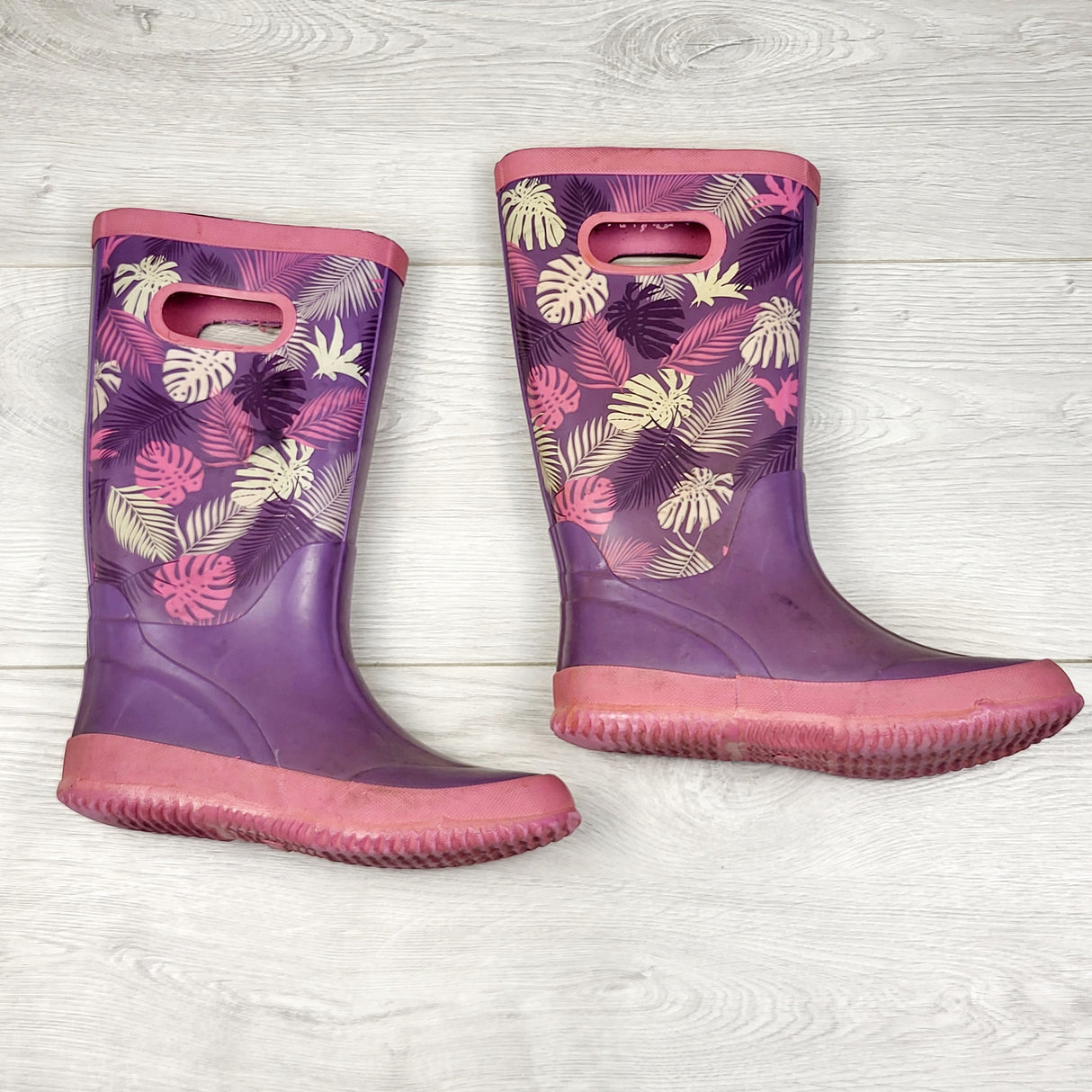 ESZ44 - Purple fauna printed rain boots. Youth size 1