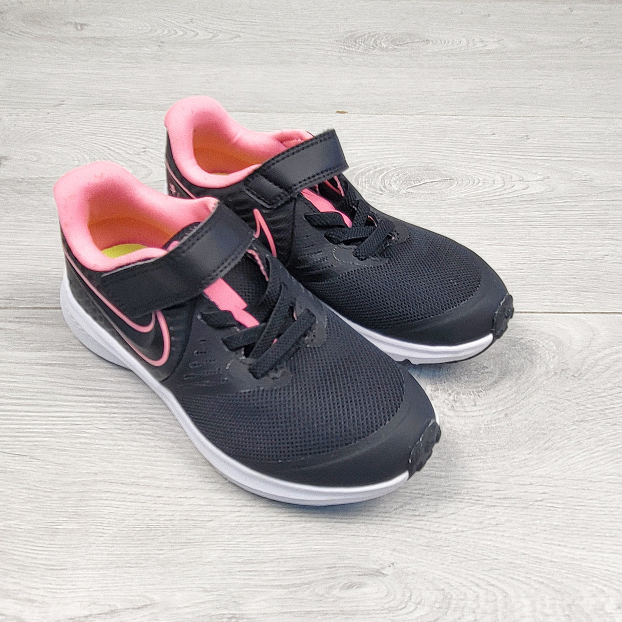 LHEP1 - Nike black and pink running shoes. Size 11