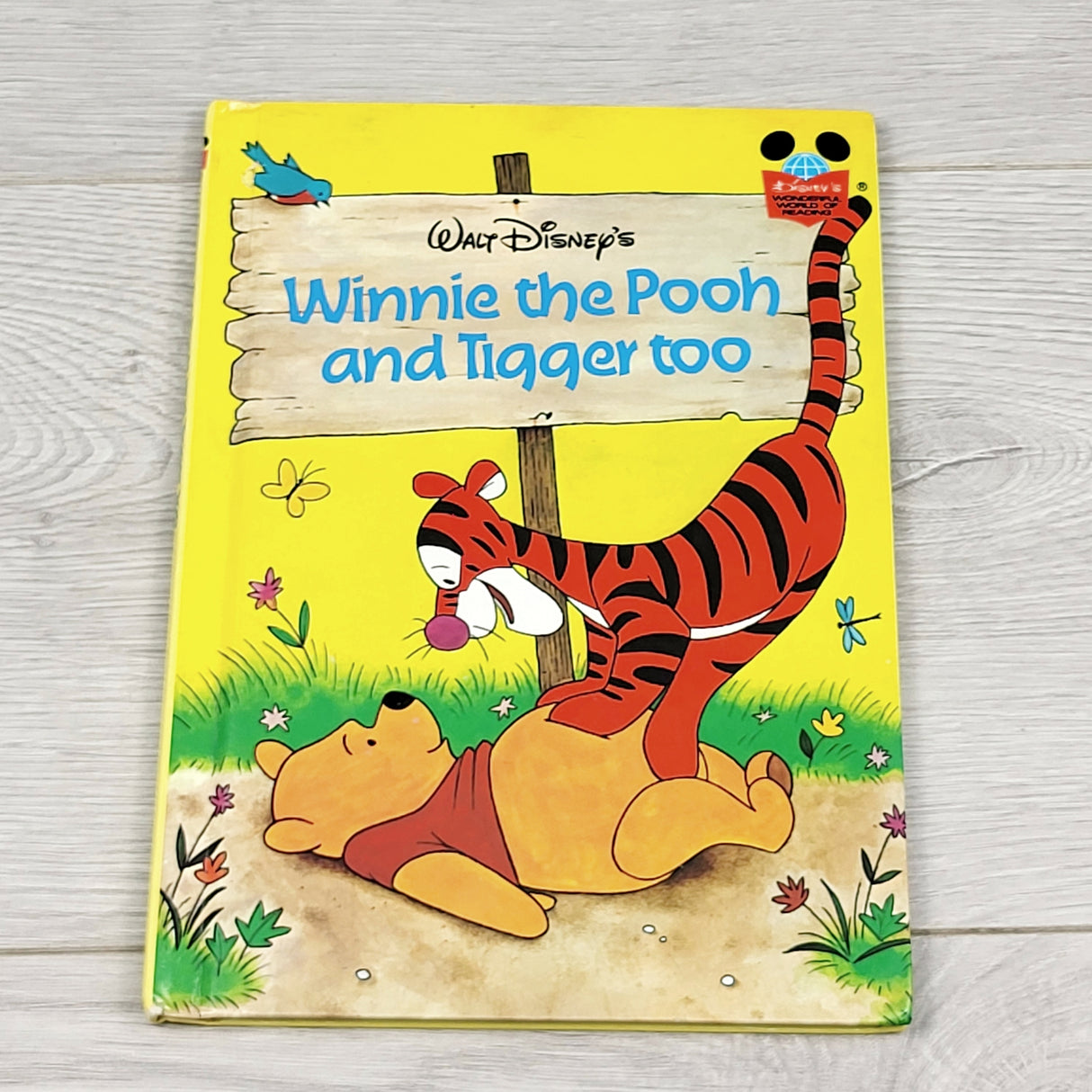 LHEP2 - Vintage 1975 hardcover Winnie the Pooh and Tigger to book