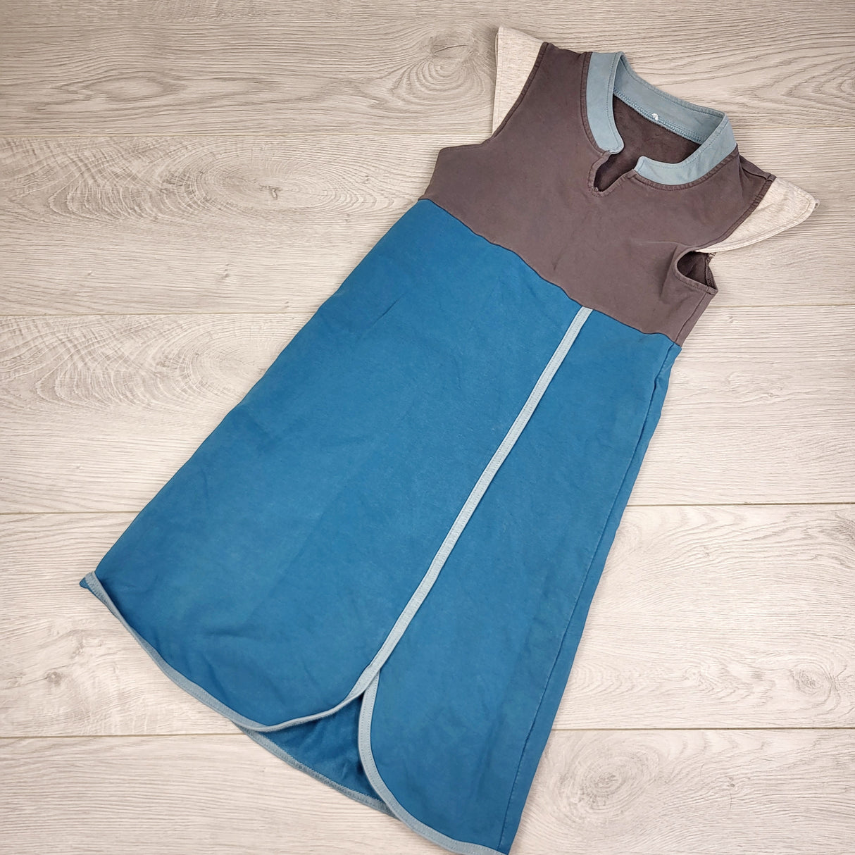 MHL2 - Peekaboo Beans teal dress. Size 8 🍁