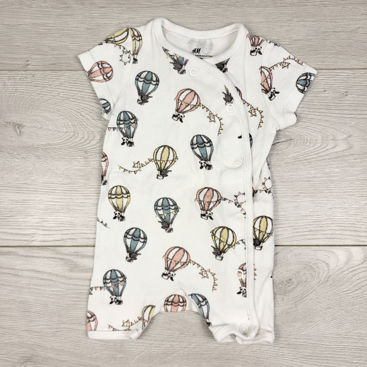 STFT1 - H and M white orgnic cotton romper with balloons. Size 0-1 months