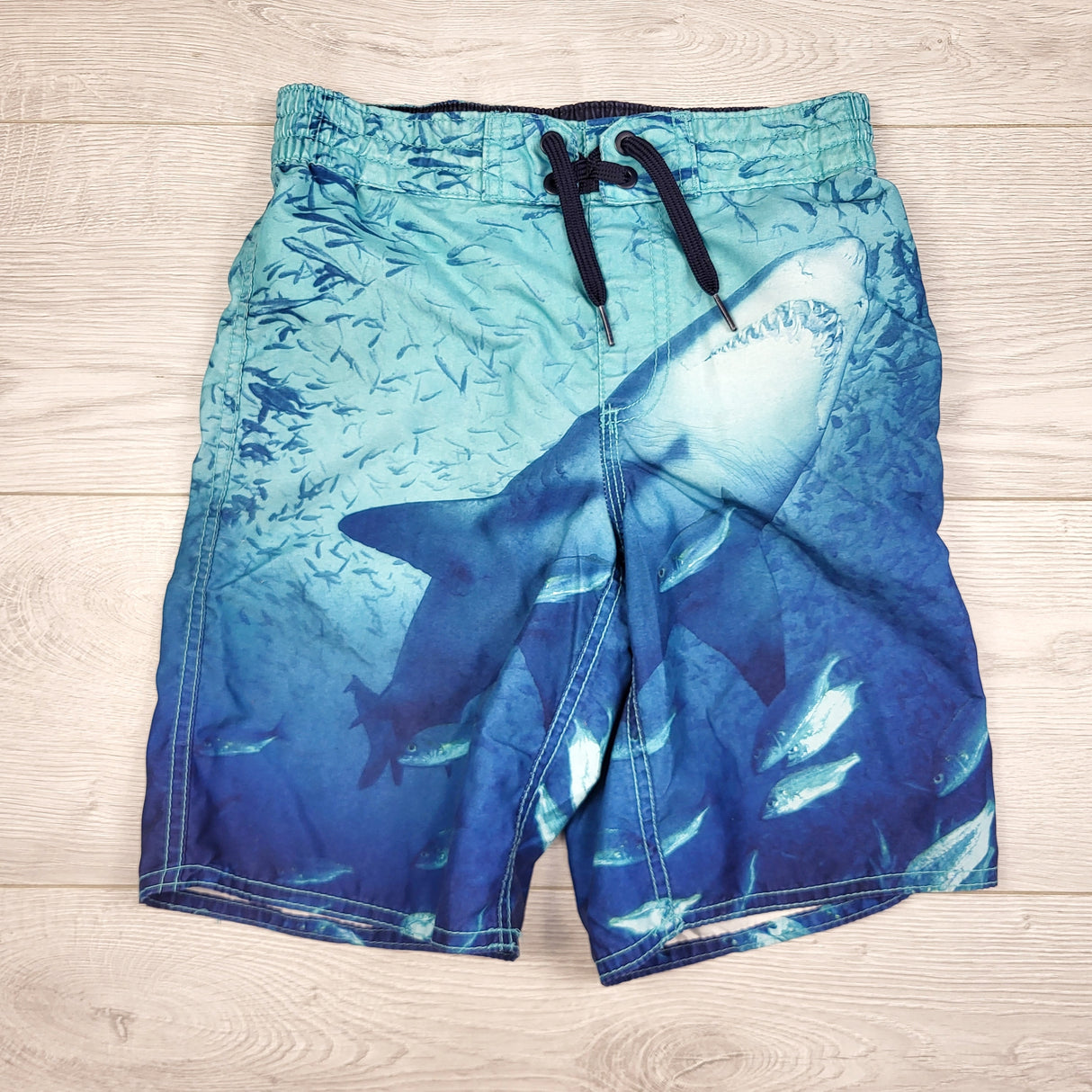 PS01 - Short de bain Old Navy avec motif requin. Taille 8