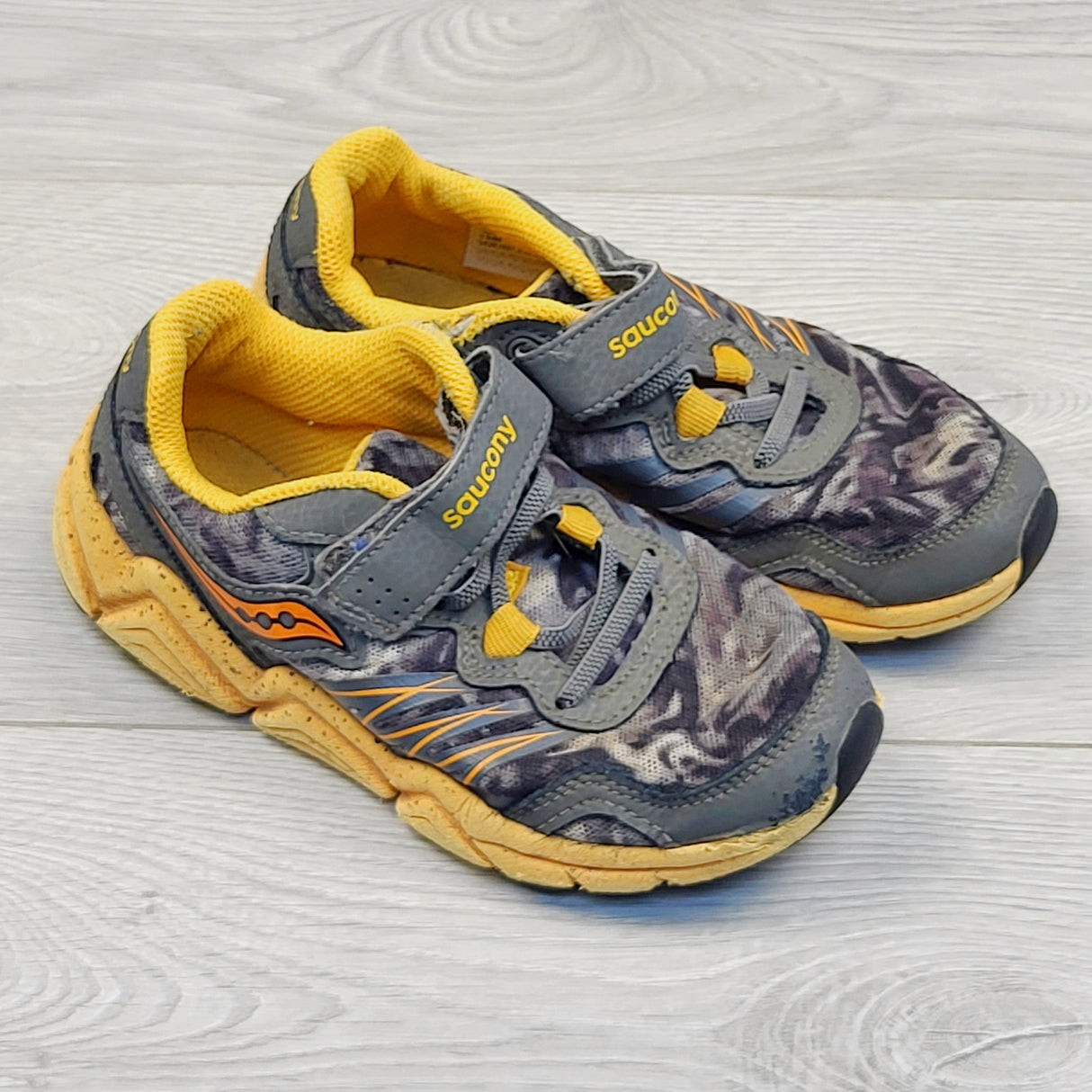 JFAR1 - Saucony orange and grey running shoes. Size 13