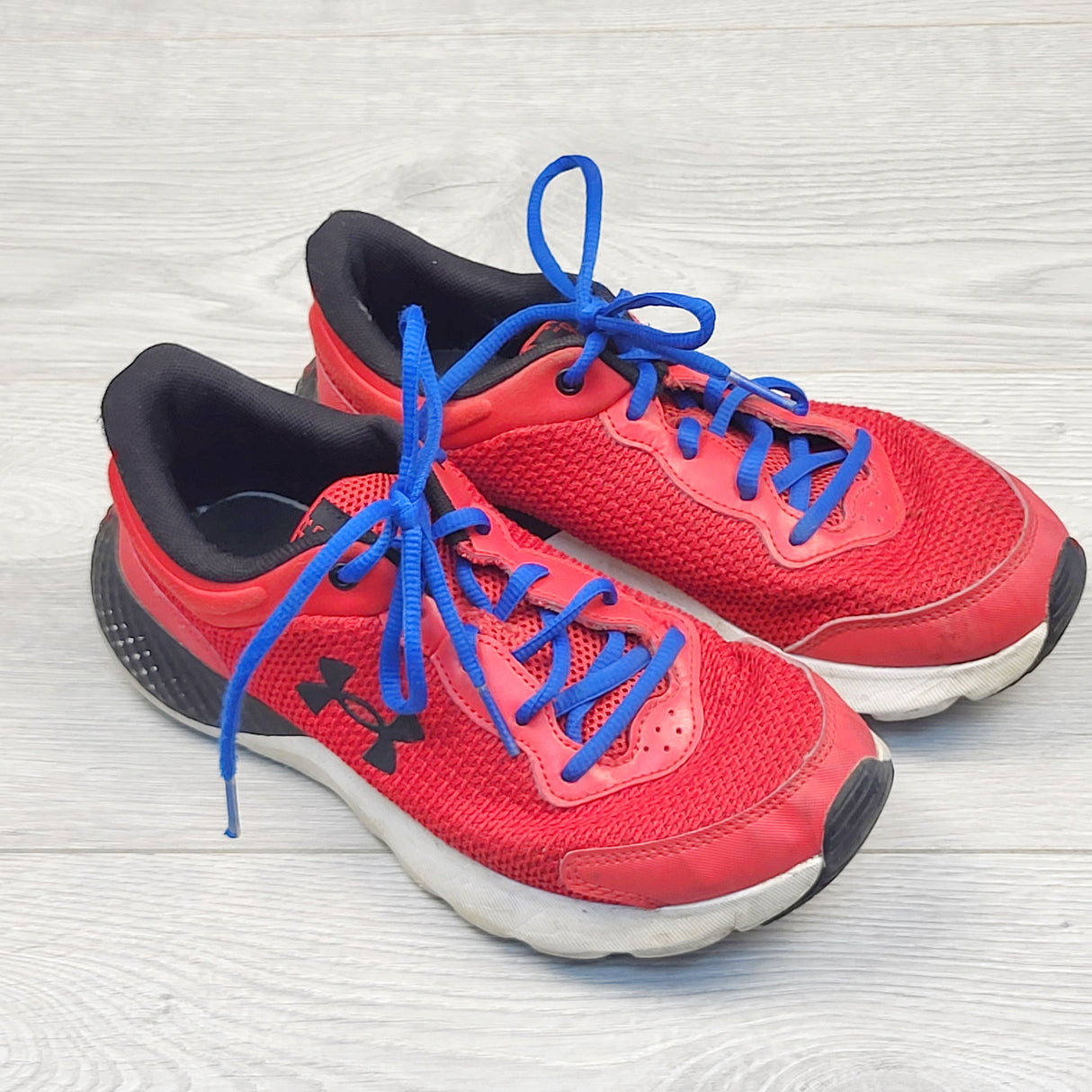 PS03 - Under Armour red running shoes. Youth size 4