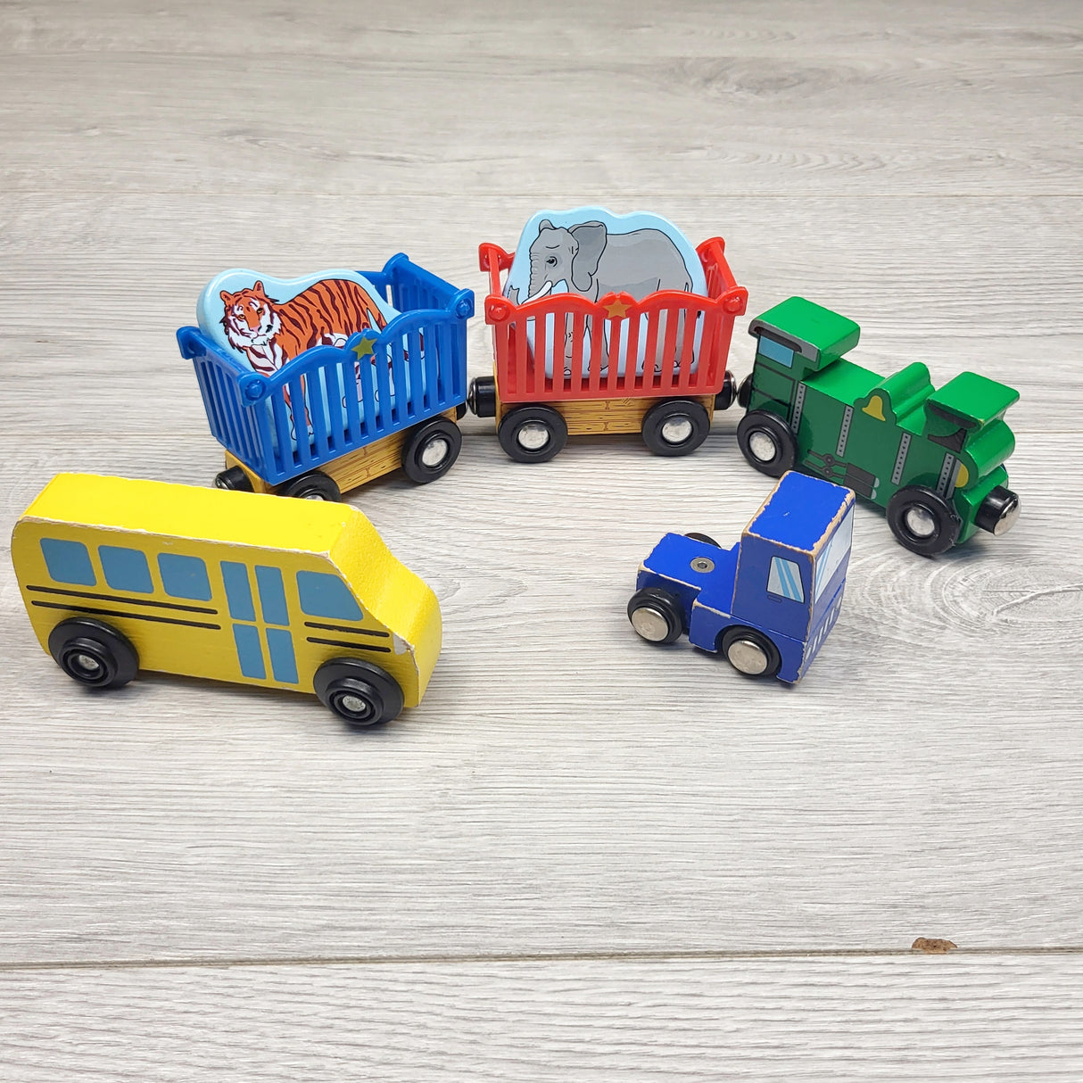 MHAN11 - Lot of wooden magnetic toys