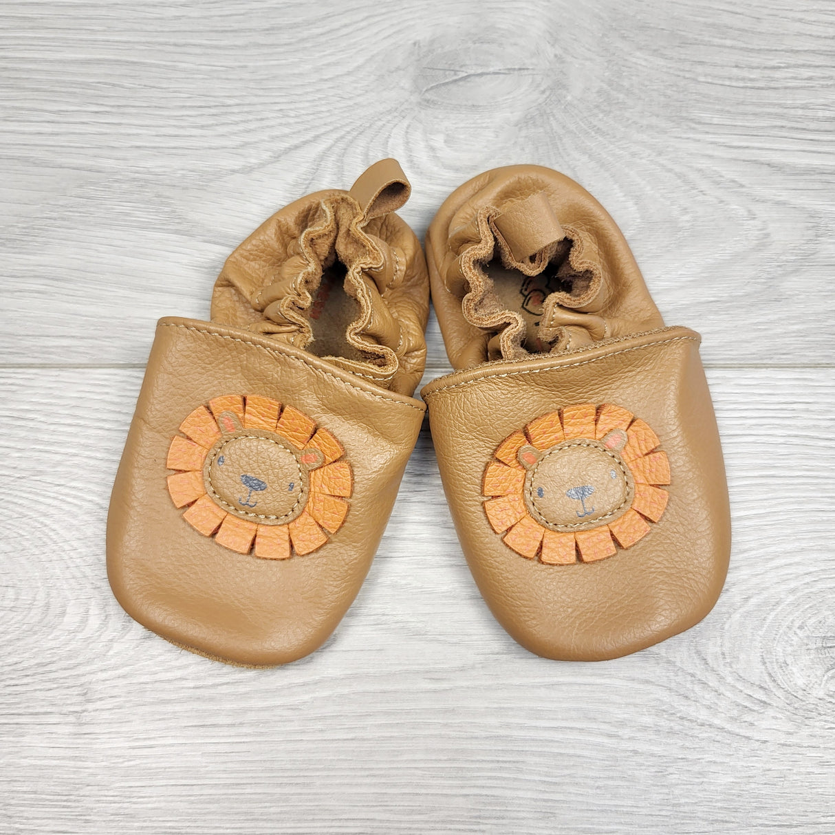 AMST2 - Joe brown leather soft soled shoes with lions. Size 6-12 months