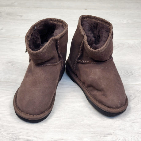 DDWN1 - NEW - Merino Craft chocolate brown Ugg boots. Size 8