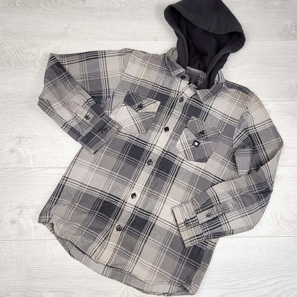 JUDM1 - DC Shoes plaid hooded button down shirt jacket. Size large (16/18)