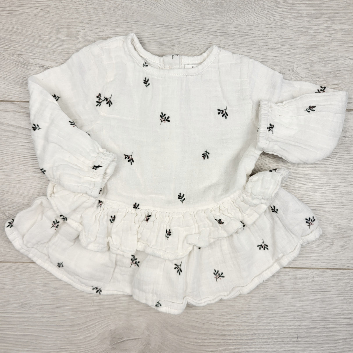 JRSH1 - Rise Little Earthling white muslin top with flowers. Size 3-6 months 🍁