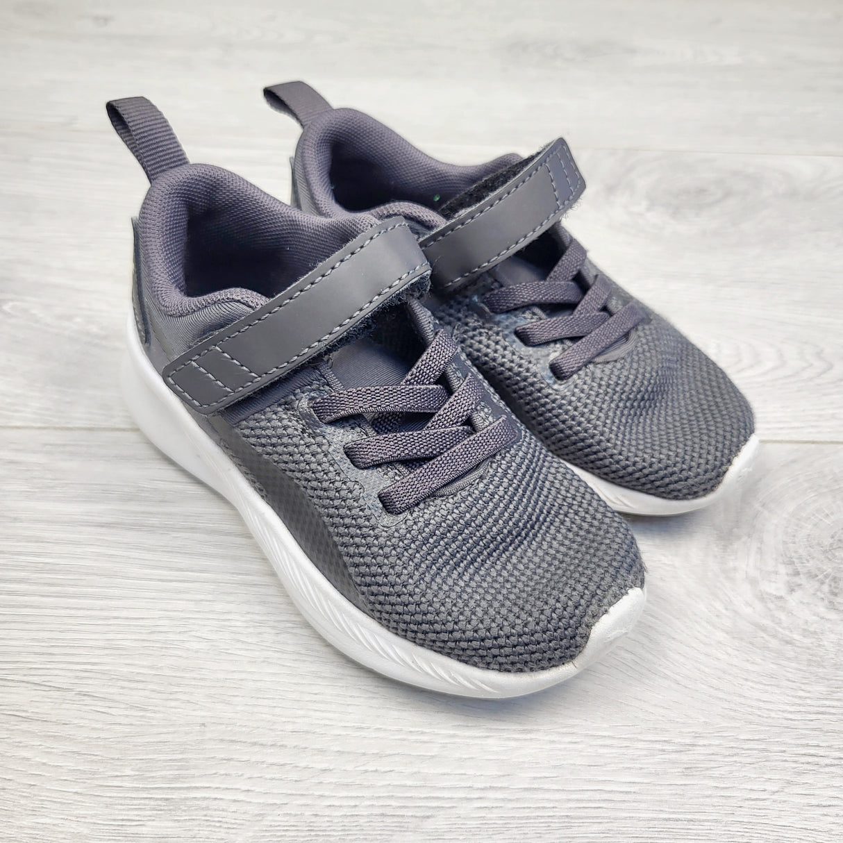 ROWB1 - Nike grey running shoes. Toddler size 6