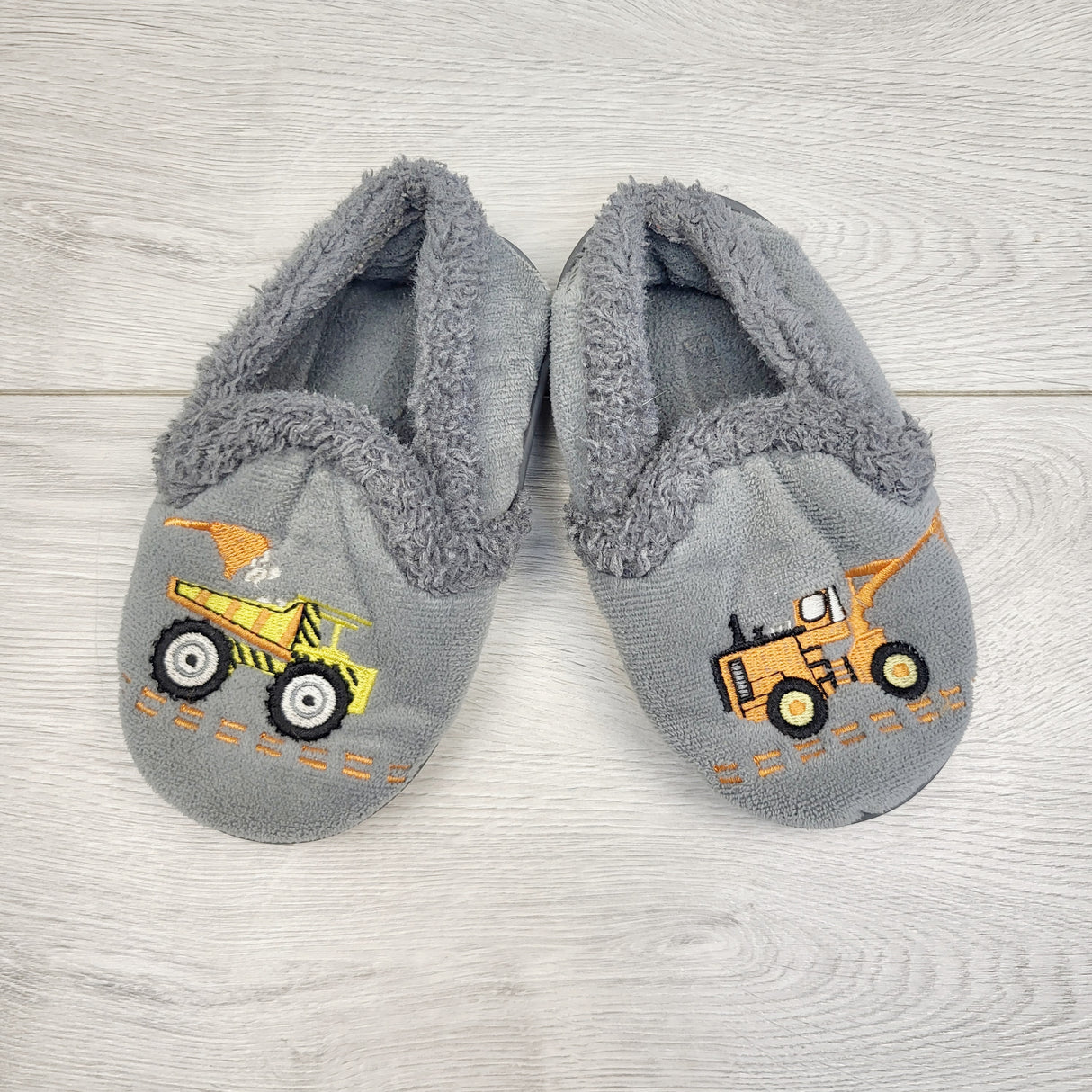 ROWB1 - Grey construction themed slippers with rubber soles. Size 7/8