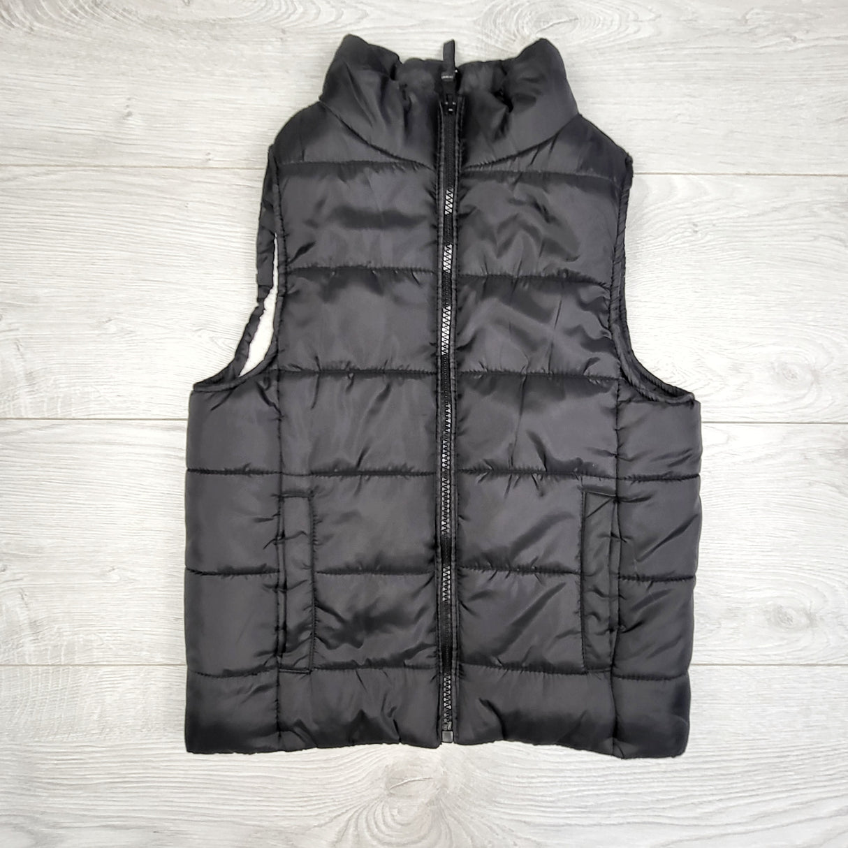 JUDM4 - Birch and Stone black sherpa lined puffer vest. Size 8