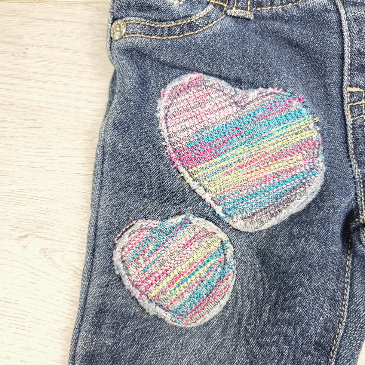 STML1 - Guess skinny jeans with embroidered hearts. Size 12 months